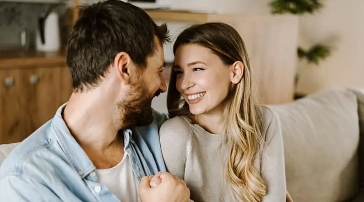 ۱۳ نشانه رابطه عاطفی سالم را بشناسید 1 حرفزدن، شنیدن و تأیید افکار و احساسات همسر
