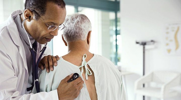 COPD چیست؛ علت، علائم، روش تشخیص و درمان 1 معاینه پزشک برای تشخیص انسداد ریوی مزمن