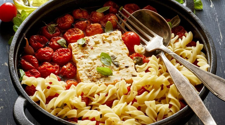 پنیر فتا؛ خواص، مضرات و طرز تهیه + ۵ دستور تهیه غذا با آن 3 پاستا با پنیر فتا